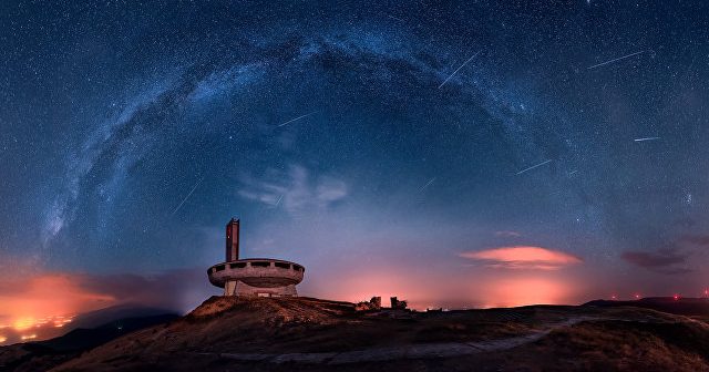 Самый яркий метеорный поток , в августе начал освещать ночное небо